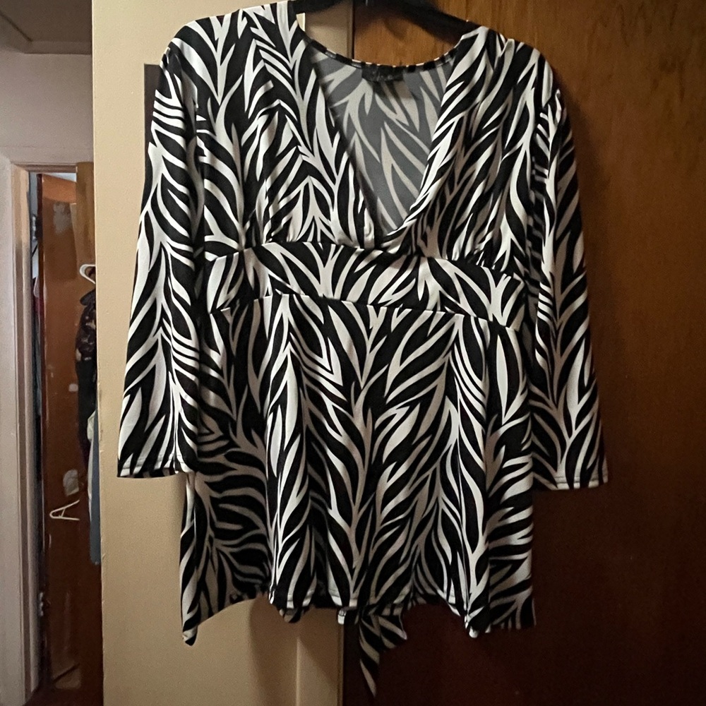 Black and White Asymmetrical 3/4 Sleeve Blouse